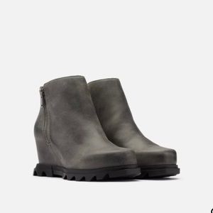 New WOMEN'S JOAN OF ARCTIC™ WEDGE III ZIP BOOTIE size 6